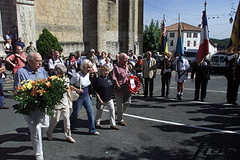 Aviadores veteranos y otros participantes en el homenaje a la  red Comète  depositan, ayer, flores en el monumento a los caídos de Urrugne.