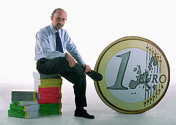 El ministro de Hacienda, fotografiado el viernes con el euro, 
