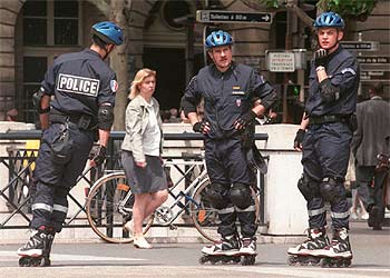 VIGILANTES EN PATINES.