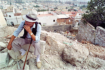 Un vecino de Jaén delante del barrio de San Vicente de Paúl.