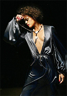 Una modelo luce un diseño de Roberto Diz.