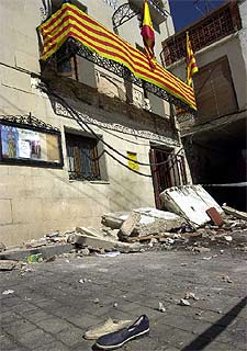 El balcón que se derrumbó la madrugada de ayer en Torrellas.