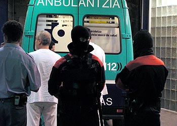 Llegada a un hospital de Vitoria de uno de los policías tiroteados ayer.