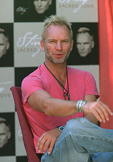 Sting, ayer en Madrid, durante la sesión de fotos, antes de presentar  Sacred love. 
