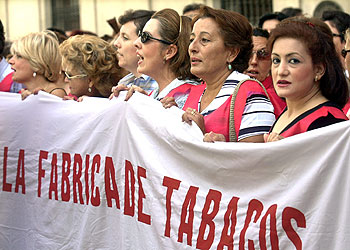 Trabajadoras de Altadis durante una concentración ayer ante el Ayuntamiento de Sevilla.