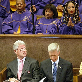 Clinton, junto al gobernador Gray Davis, en una iglesia de Los Ángeles.