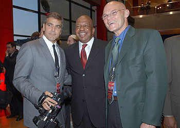 De izquierda a derecha, George Clooney, cámara en mano, el congresista Elijah Cummings y el consultor político James Carville, protagonista de  K Street,  el pasado martes en un debate del Partido Demócrata en Baltimore.