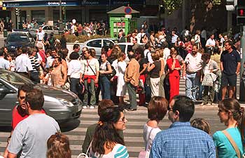 Decenas de personas, ayer, en la calle, tras el desalojo de los juzgados de Navarro Reverter, en Valencia, a causa del temblor.