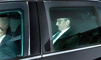 El presidente de la Reserva Federal, Alan Greenspan, se dirige a la reunión de ayer en Washington.
