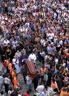 Los vecinos despiden a Sonia Carabantes antes del entierro.