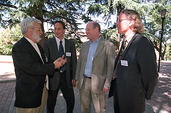 Miguel Ángel Quintanilla conversa con Lars Kluver, Leonard Hennen y Jan Staman, de izquierda a derecha.