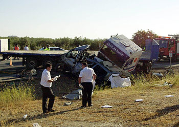 Dos personas del servicio de asistencia, ayer, en la zona del accidente.