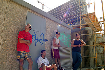 Trabajadores del Atrium Beach, parados, guardan silencio por la muerte de sus compañeros.