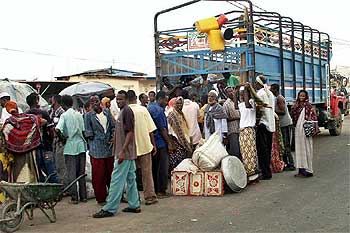Ciudadanos etíopes que residen en Yibuti se preparan para salir del país.