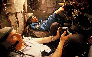 Pedro Duque y Merbold, durante una sesión de entrenamiento en un simulador de  Soyuz. 