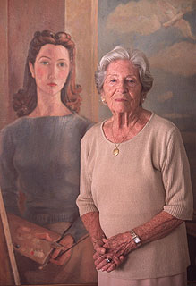 Ángeles Santos, en su casa de Madrid, delante de su 'Autorretrato' (1943).