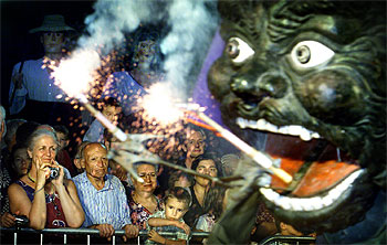 Las fiestas de la Mercè empezaron ayer por la tarde en la plaza Sant Jaume con el tradicional  toc d'inici. 