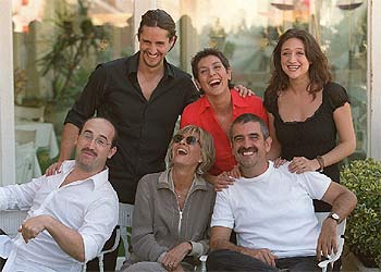 Joaquín Oristrell (sentado a la derecha) junto a los protagonistas de  Los abajo firmantes. 