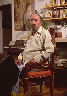 Juan Carlos Onetti, fotografiado en 1989 en su casa de Madrid. rnrn FRANCISCO ONTAÑÓN