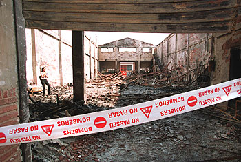 Un incendio destruye dos naves de la Ciudad Fallera