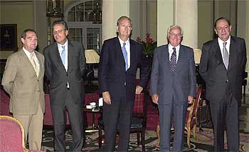 De izquierda a derecha, F. Molina (Urbis), J. M. Grau y J. J. Bruguera (Colonial), J. Rivero (Metrovacesa) y P. Gamero (Testa).