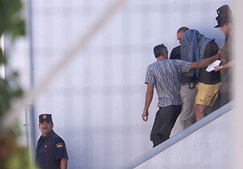 Agentes de policía trasladan a Tony Alexander King tras detenerle en su domicilio el pasado jueves.