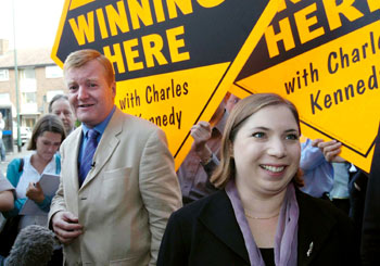 El líder liberal demócrata, Charles Kennedy, y Sarah Teather celebran la victoria de su partido en Londres.