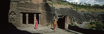Cinco de las 29 cuevas de Ajanta, en el Estado indio de Maharashtra, fueron templos, y las restantes, monasterios. Tanto estas cuevas como las de Ellora son patrimonio de la humanidad desde 1983.
