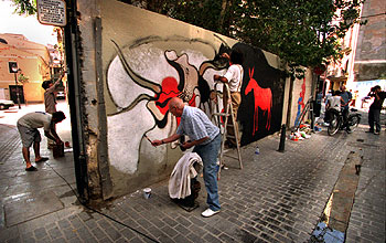 Participantes en la iniciativa  Pintamos algo? , ayer, aplicándose a cambiar el rostro de los muros del barrio de El Carme de  Valencia.