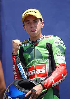 Jorge Lorenzo celebra con un gesto de rabia su primera victoria en el Mundial.