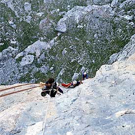 Imagen de la escalada del equipo de  Al filo de lo imposible  al Naranjo de Bulnes (Asturias).