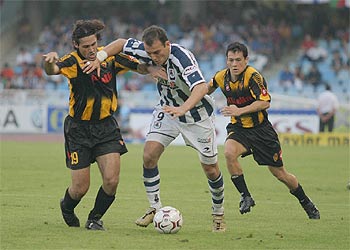 Kovacevic trata de penetrar en el area zaragocista.