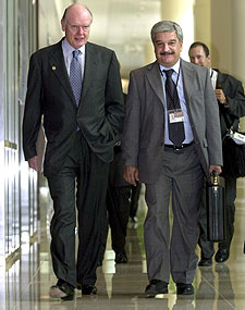 John Snow (izquierda) y el ministro iraquí de Finanzas, ayer en Dubai.rnrn AP