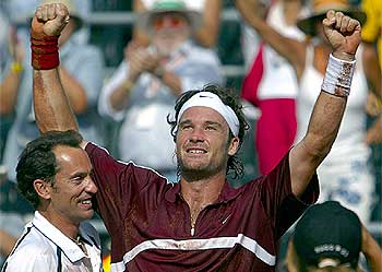 Moyà, junto a Arrese, capitán español, tras su victoria ante Gaudio.