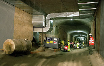 Un grupo de trabajadores, ayer, en las obras del túnel del metro.