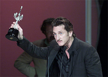 Sean Penn muestra el Premio Donostia del Festival de Cine de San Sebastián.rnrn JESÚS URIARTE