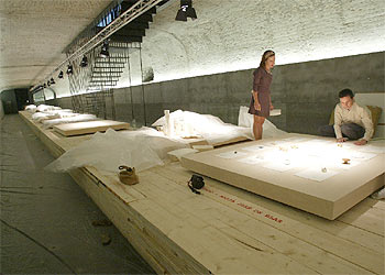 Montaje, ayer, de la exposición  La mesa blanca , que inaugura un nuevo espacio en las Arquerías de los Nuevos Ministerios, de Madrid.