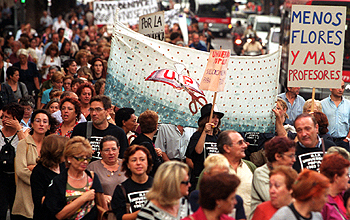 Miembros de FAPA - Valencia y la Universidad Popular, ayer, durante la manifestación por el centro de Valencia.