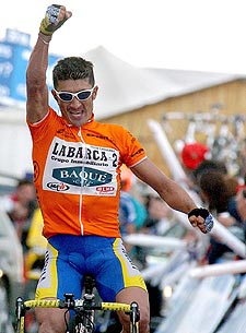 Cárdenas levanta el brazo al cruzar la meta de Sierra Nevada.