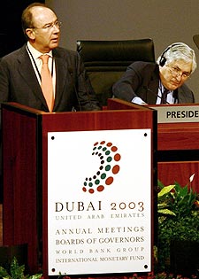 Rato (de pie) y el presidente del Banco Mundial, James Wolfensohn, ayer.rnrn EFE