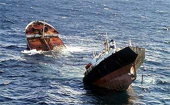 El buque  Prestige,  partido ya en dos, en el momento de hundirse, el 19 de noviembre de 2002.