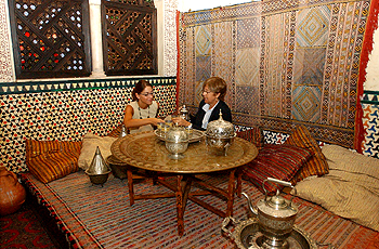 Dos mujeres degustan té en uno de los rincones de la exposición  Los aromas de al-Andalus .