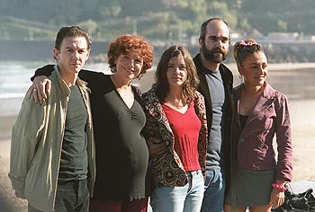 Icíar Bollaín (segunda por la izquierda) con Santiago García de Leaniz, Laia Marull, Luis Tosar y Candela Peña, protagonistas de su última película  Te doy mis ojos , que finalmente no ha ganado la Concha de Oro a la mejor película. El trabajo de Tosal y Marull, en cambio, ha sido recompensado con la Concha de Plata a la mejor interpretación.