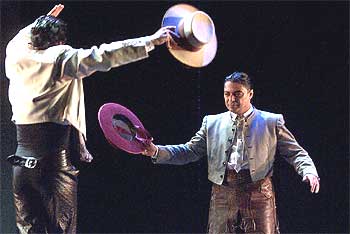 Antonio Canales, de frente, en el ensayo general de  Ojos Verdes .