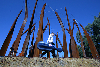 Erwin Grafe interpretó la   Suite número 1   para chelo de Bach en la inauguración del Bosque de la Vida junto al campus de Leioa de la UPV.