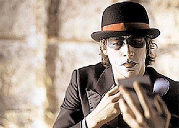 Óscar Jaenada, en una secuencia de  Noviembre,  de Achero Mañas.