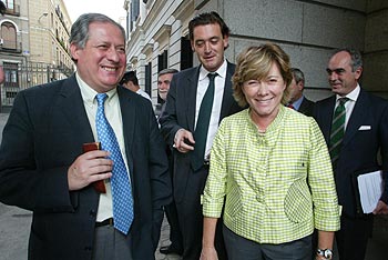 Pilar del Castillo saluda a Felipe Alcaraz ayer a la salida del pleno. En el centro, Miguel Zugaza.