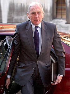 El juez lord Hutton a su llegada, ayer, a la Corte Real de Justicia.rnrn REUTERS