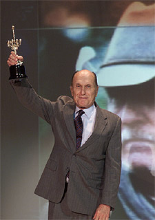 Robert Duvall, anoche, tras recibir el Premio Donostia del Festival de Cine de San Sebastián. rnrn JESÚS URIARTE