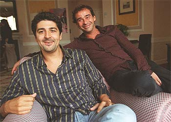 Cesc Gay (a la izquierda) y Eduard Fernández, director y protagonista de  En la ciudad,  en San Sebastián.